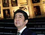 慰安婦・南京大虐殺言及なくホロコースト記念館で献花した安倍首相