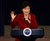 [朴槿恵政権の2年]対面報告嫌う朴大統領…気になれば電話、興味なくなれば連絡なし