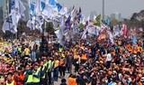 韓国の公務員8万人が汝矣島で集会…道路占拠も