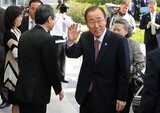 “手ぶら”で出国するパン・ギムン国連事務総長