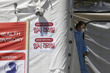 病院に行くのが怖い患者のためテントでMERS「隔離診療」