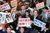衆議院で安保関連法案を強行採決