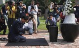 「心からお詫び」独立闘士の前で跪く鳩山元首相