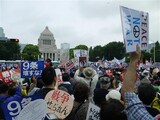 「戦争法案今すぐ廃案！」「安倍はやめろ！」国会取り囲み最大級のデモ
