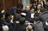 安保法制を強硬採決…野党「民主主義が死んだ」