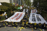韓国政府の大学統制に反対し教授１０００人が国会前で集会