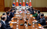 韓日首脳、慰安婦問題で「協議加速」指示…解決策は示せず