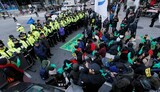 “上層部方針”で平和行進を阻む韓国警察