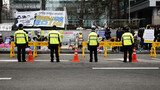 日本大使館少女像前の集会で対応に苦慮する韓国警察