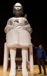 イベントに合わせ高さ６メートルの布バルーン少女像