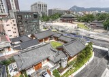 昌徳宮と向かい合う敦化門国楽堂
