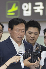 日本から帰国した辛東彬ロッテ会長「検察捜査に協力」