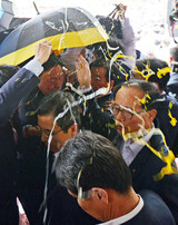 ＴＨＡＡＤ配備決定後の首相の住民説得に抗議の生卵