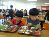 ［ルポ］玄米給食６カ月で生徒の便秘が改善、食習慣も変わった