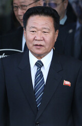崔竜海・労働党副委員長、カストロ前議長の誕生日プレゼント携えキューバ訪問