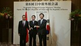 無言のまま手をつないだだけの韓中日外相