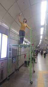 ［ルポ］ ソウル地下鉄駅の天井清掃は