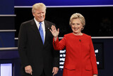クリントン「同盟尊重」VS トランプ「守り切れないかも」