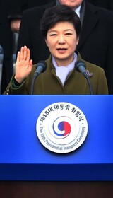 「チェ・スンシルが被疑者なら朴槿恵は?」…大統領の捜査求める世論高まる