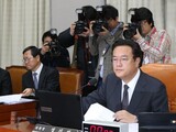 セヌリ党チョン・ジンソク院内代表「事実上の下野宣言…弾劾日程原点から再検討」
