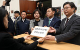 共に民主党「弾劾案必ず可決」…非朴系のマンツーマン説得に全力