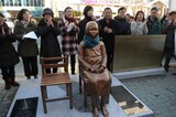 釜山日本領事館前の少女像、強制撤去の二日後に元の場所へ
