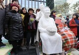 水曜集会25周年…少女像の隣に立ったハルモニ像