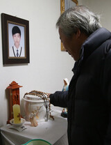 真実が埋もれてしまいそうで息子の遺骨を埋葬できなかった