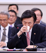 「日本の外相だと思った」…ユン・ビョンセ長官「釜山少女像の撤去・移転」を主張