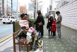釜山少女像、大学生たちが守る