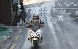 大雪の後、配達員たちに厳しい“本当の冬”が始まる