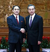 北朝鮮のリ・ギルソン次官と手を取り合った王毅外相、「新しい努力が必要」