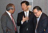 政府「国際法的対応を検討…ひとまず両国間チャンネルの協議に注力」