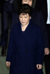 ［社説］“法の前の平等”確認した朴槿恵前大統領逮捕
