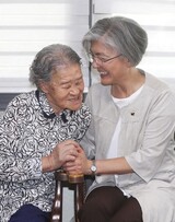 「慰安婦」被害者に会ったカン・ギョンファ外交長官候補「真正性ある措置をとる」