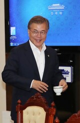 権威脱ぎ捨て国民と疎通“快速”…人選・野党協力政治は“宿題”