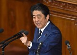 安倍首相、支持率急落に「反省する」