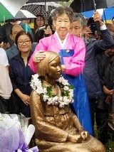 「安倍首相は文大統領に少女像の早期撤去を要求するだろう」