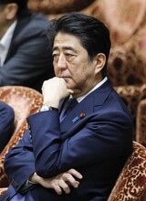 腰を低くした安倍首相、危機脱出はできるのか