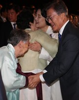 文大統領「韓日は過去に足を引っ張られてはならないが、歴史問題にふたはできない」