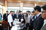 開放された孝子洞「シークレット・ガーデン」…文大統領執務室の本棚にはどんな本が?