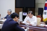 文大統領と安倍首相、強制徴用個人請求権をめぐり電話で“神経戦”