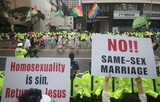 極右の牧師たち、進歩派批判のため反同性愛を活用