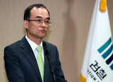 ムン検察総長「収集された証拠、見ぬフリはできない」…李元大統領捜査の可能性を示唆