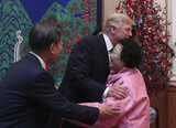 「慰安婦」被害者にトランプ大統領が近づいて抱擁