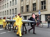 ベルリン、北朝鮮～米大使館の間をつなぐ人間の鎖で「戦争反対」