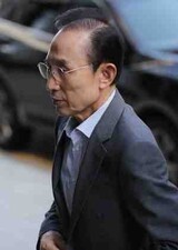 一人、二人と口を開き始めた李明博の側近たち…今回は窮地に追い詰められる
