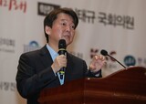 野党党首ら、相次いで「統一旗叩き」