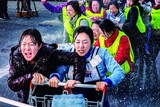 映画『カート』の実際の主人公たち、１０年目にして正規職になる