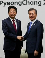 文大統領と安倍首相「慰安婦合意」めぐり正面衝突…北朝鮮核問題の解決策にも隔たり